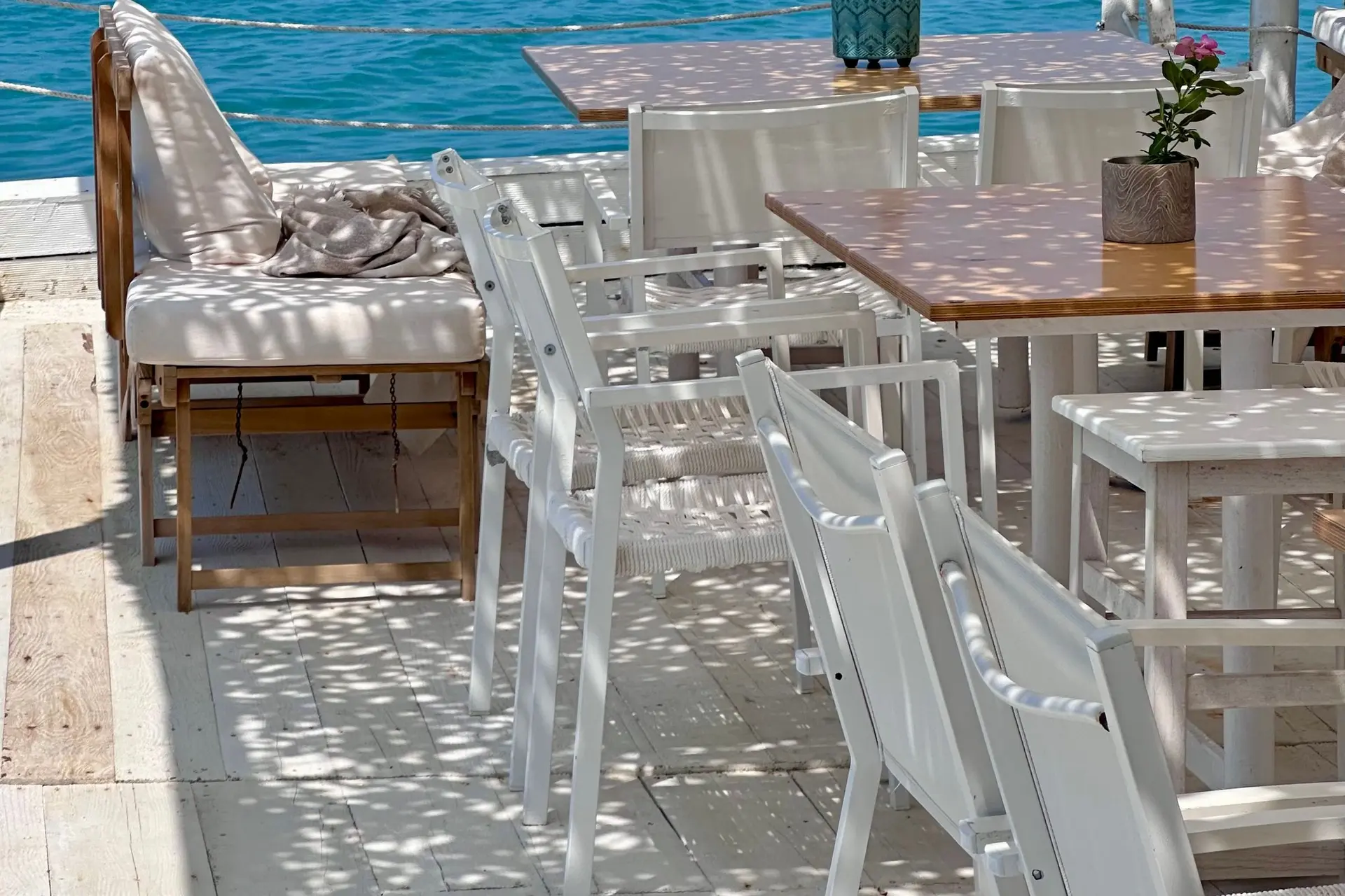 Sezonski radnici u turizmu i ugostiteljstvu na jadranskoj obali Hrvatske — terasa restorana uz more